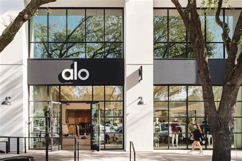 alo yoga stores.